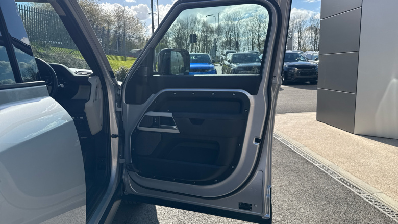 Land Rover Defender 3.0 D300 SE 110 5dr Auto Diesel Estate